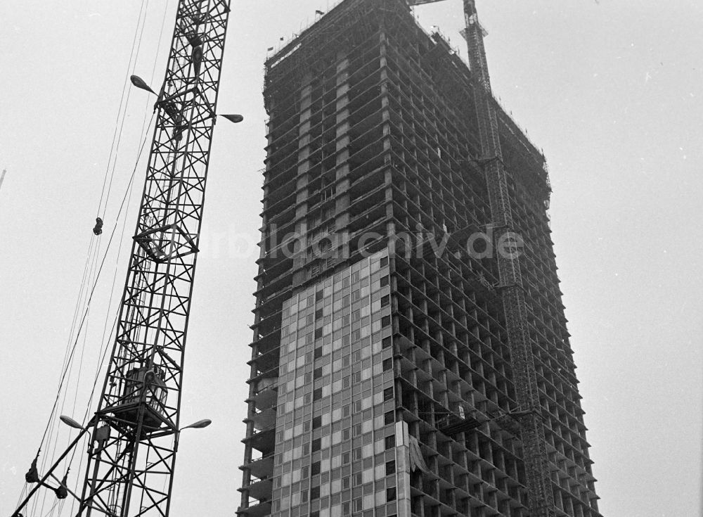 DDR-Bildarchiv: Berlin - Richtfest Interhotel Stadt Berlin in Berlin in der DDR