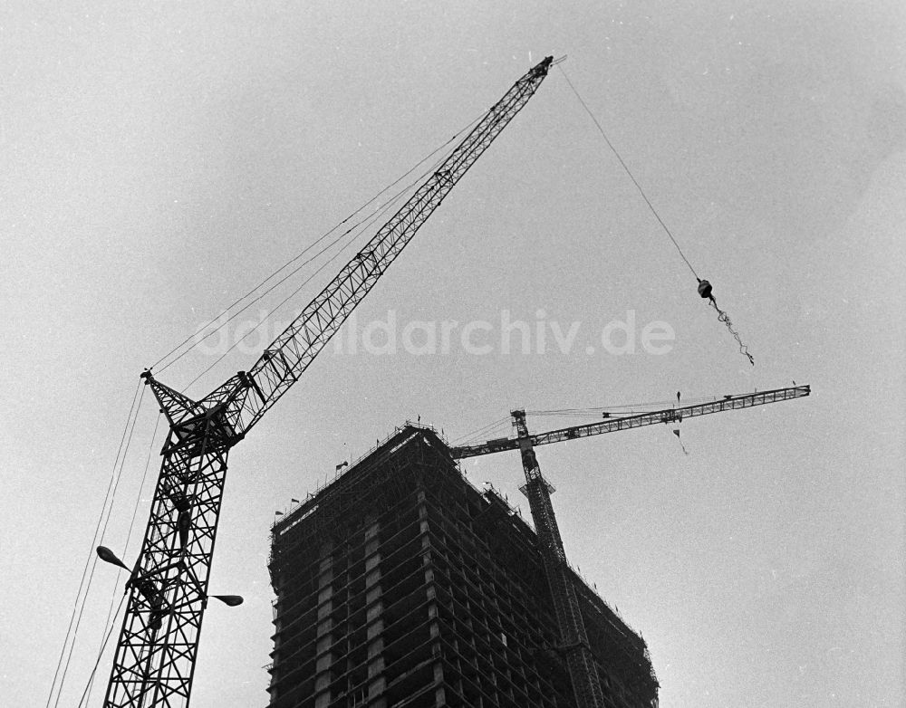 DDR-Fotoarchiv: Berlin - Richtfest Interhotel Stadt Berlin in Berlin in der DDR