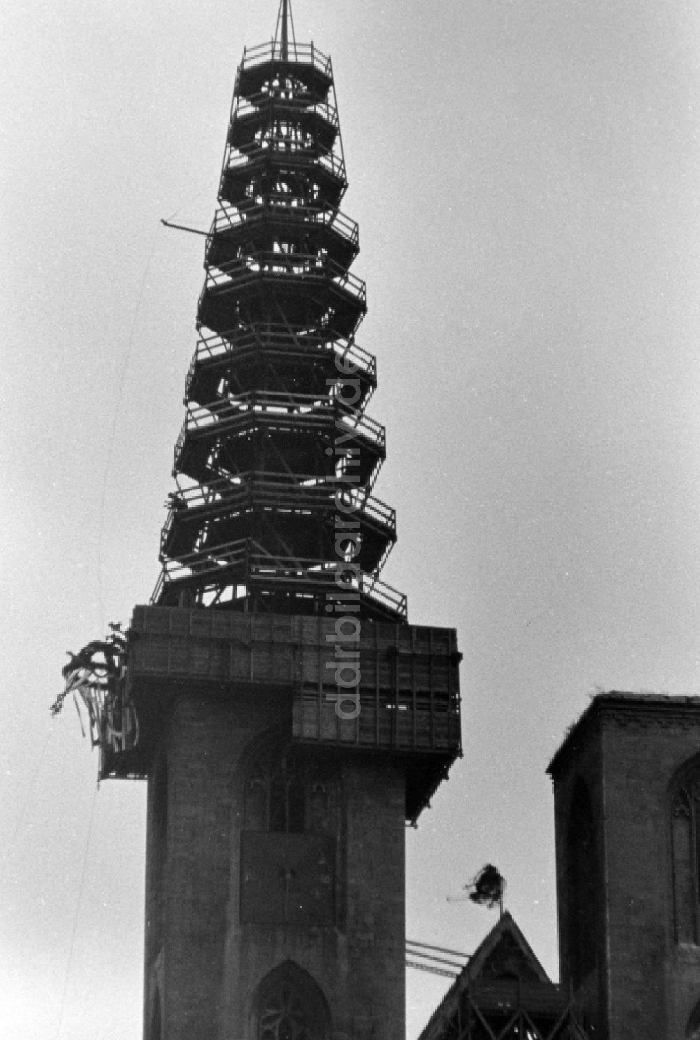 DDR-Fotoarchiv: Halberstadt - Richtfest am Turm der Kirche St. Martini in Halberstadt in Sachsen-Anhalt in der DDR