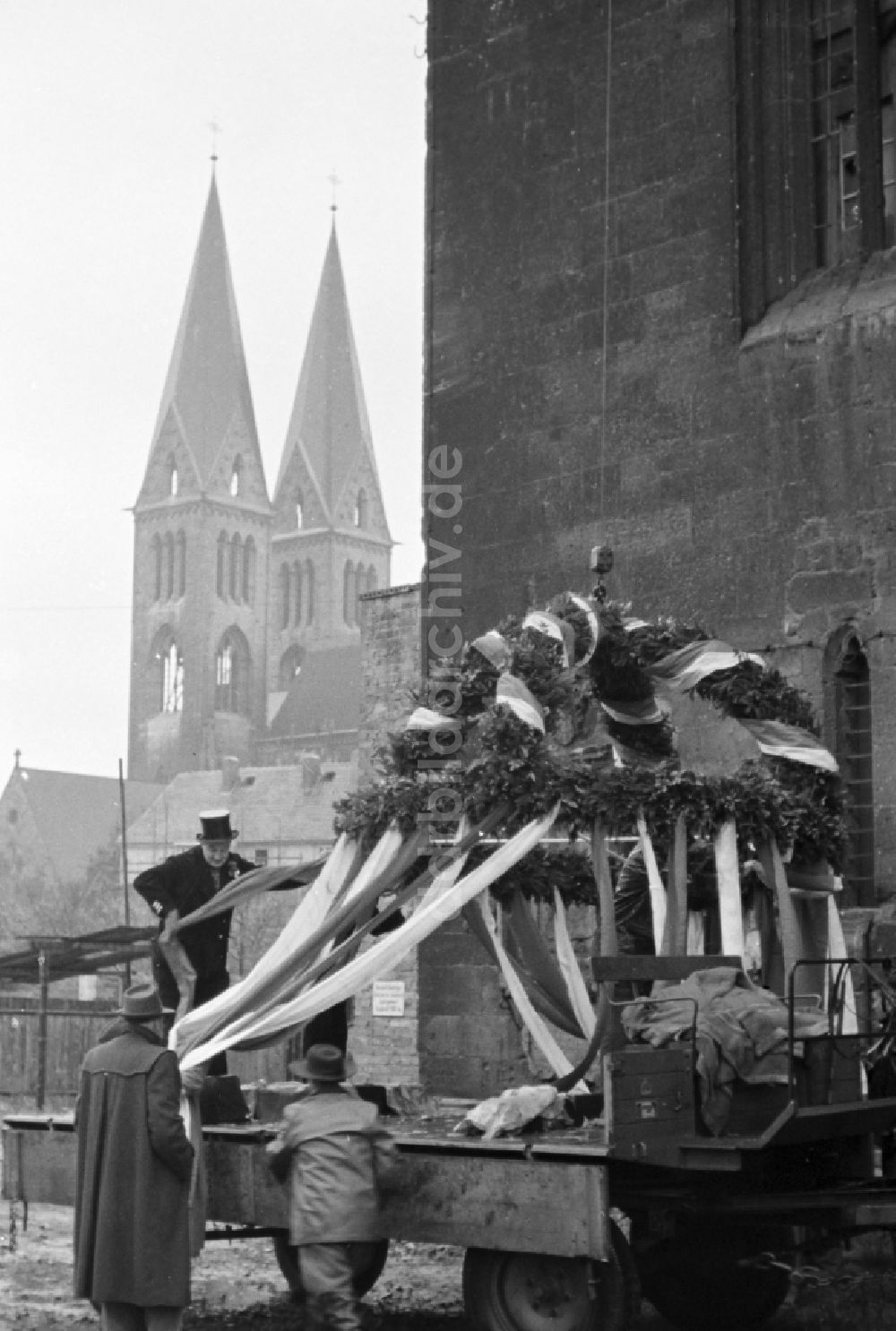 Halberstadt: Richtfest am Turm der Kirche St. Martini in Halberstadt in Sachsen-Anhalt in der DDR