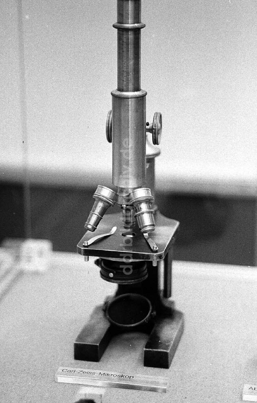 Berlin-Mitte: Robert-Koch-Ausstellung am Fernsehturm in Berlin-Mitte, Carl-Zeiss-Mikroskop Umschlagnr