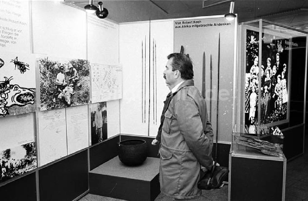 DDR-Fotoarchiv: Berlin-Mitte - Robert-Koch-Ausstellung am Fernsehturm in Berlin-Mitte Umschlagnr.: 329 Foto: Winkler