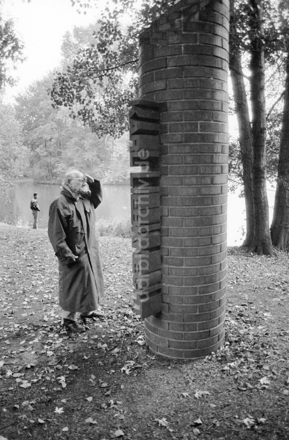DDR-Fotoarchiv: Berlin - Robert Liebknecht an der Stele zum Gedenken Karl Liebknechts in Berlin-Tiergarten