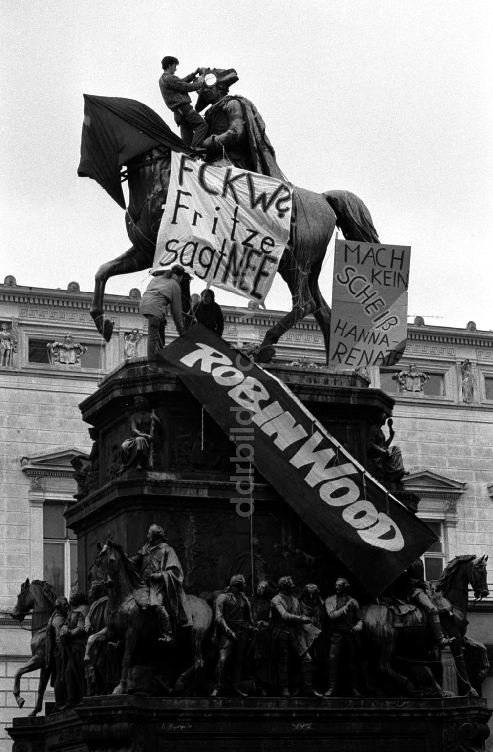 DDR-Fotoarchiv: Berlin-Mitte - Robin Wood verhüllt Friedrich II. Denkmal 22.10.92 Foto: ND/Lange Umschlagnummer: 1181