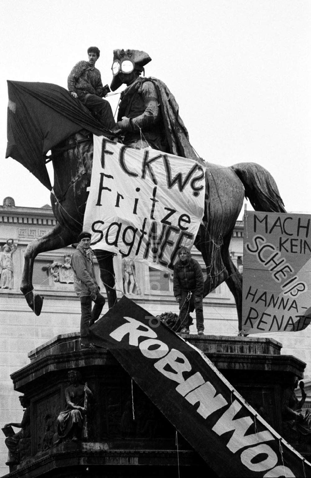 Berlin-Mitte: Robin Wood verhüllt Friedrich II. Denkmal 22.10.92 Foto: ND/Lange Umschlagnummer: 1181