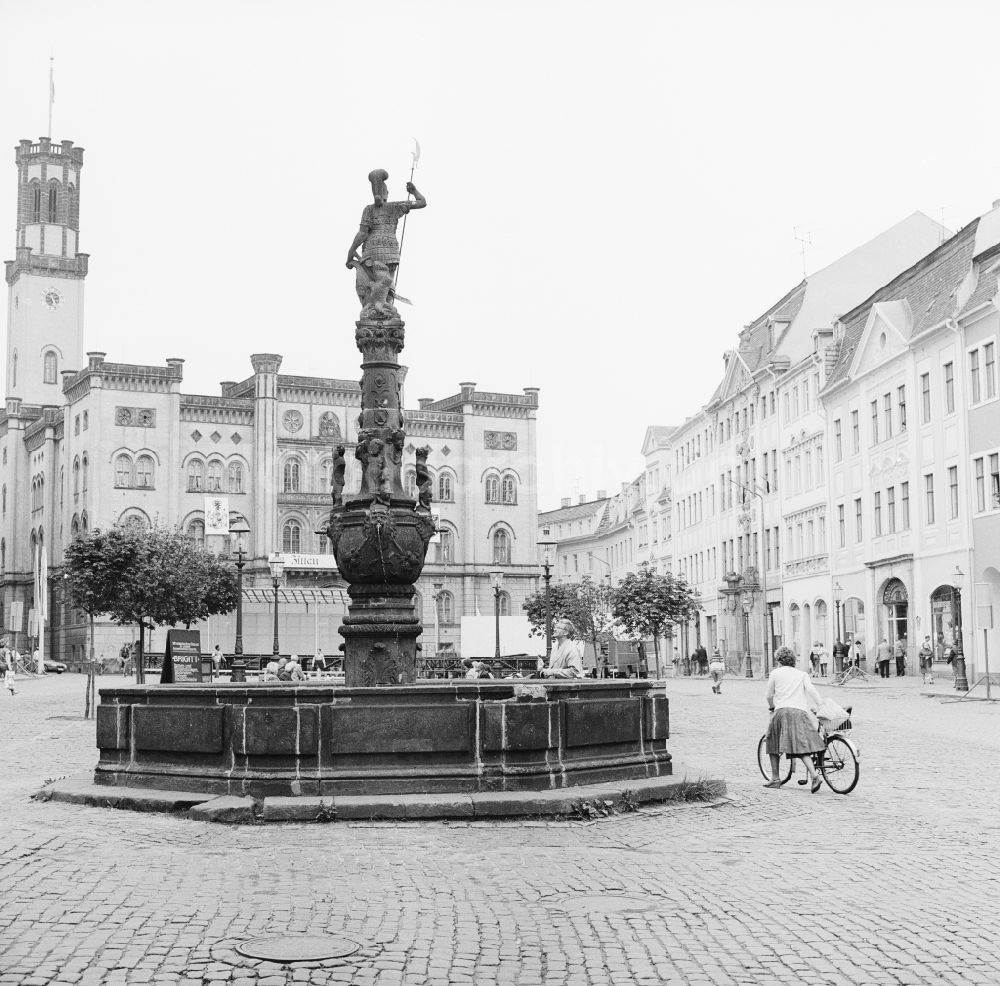 DDR-Bildarchiv: Zittau - Rolandbrunnen oder Marsbrunnen auf dem Marktplatz in Zittau in Sachsen in der DDR