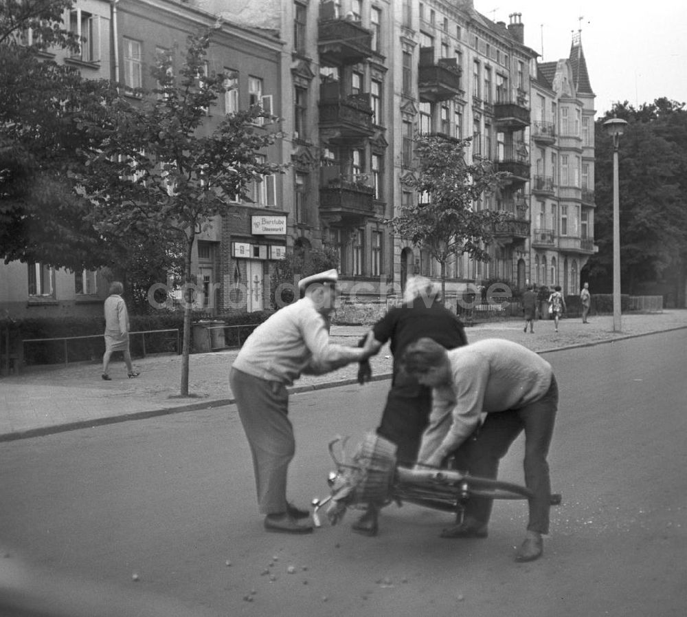 DDR-Fotoarchiv: Rostock - Rostock DDR - Fahrradunfall 1966