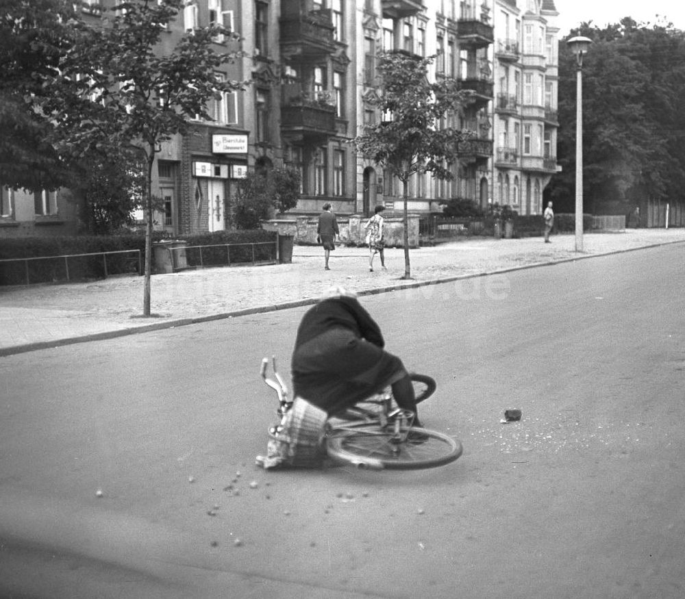 Rostock: Rostock DDR - Fahrradunfall 1966