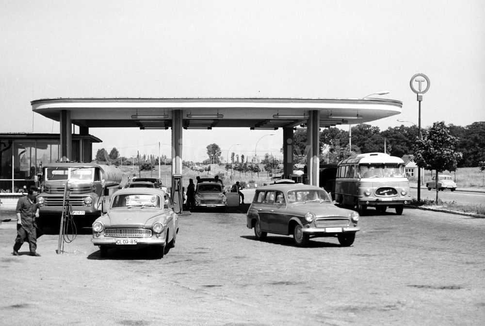DDR-Bildarchiv: Rostock - Rostock DDR - Tankstelle 1966