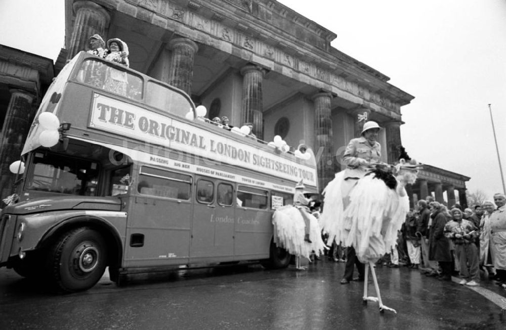DDR-Bildarchiv: Berlin-Mitte - Roter Doppeldecker Bus Routemaster anläßlich zum Besuch der Königin Elisabeth II. (Queen Elisabeth II.) in Berlin