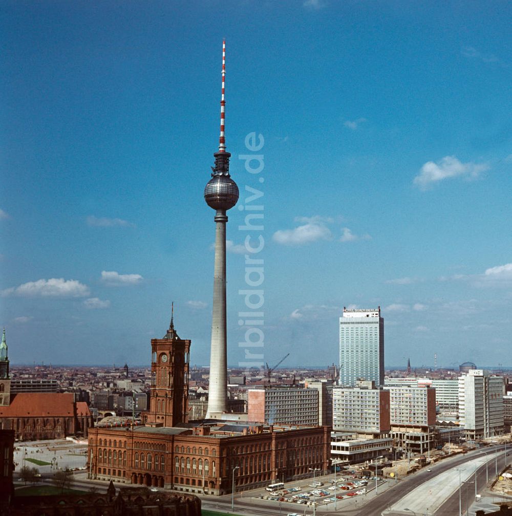 DDR-Bildarchiv: Berlin - Rotes Rathaus und Fernsehturm in Berlin