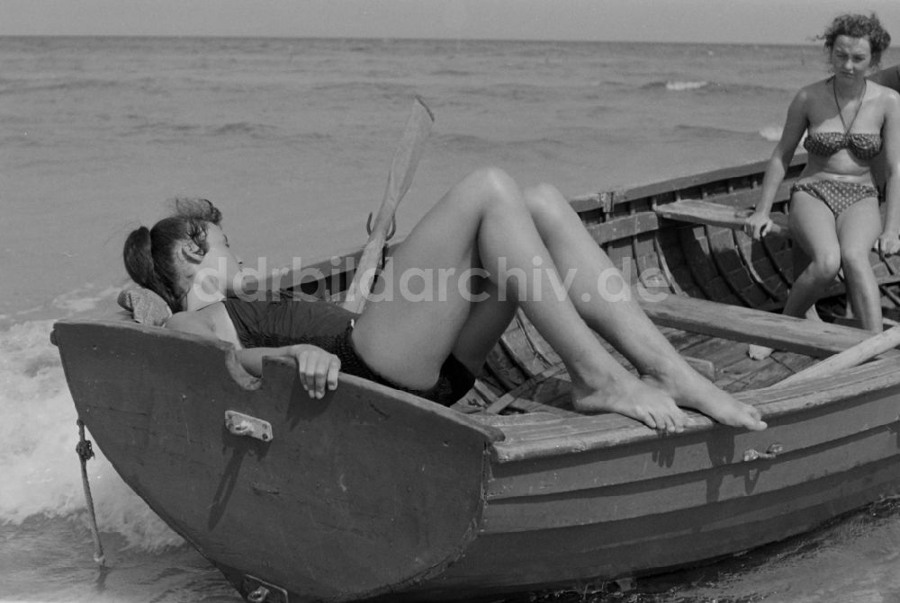 DDR-Fotoarchiv: Prerow - Ruderboot in Fahrt mit jungen Mädchen auf der Ostsee in Prerow im Bundesland Mecklenburg-Vorpommern auf dem Gebiet der ehemaligen DDR, Deutsche Demokratische Republik