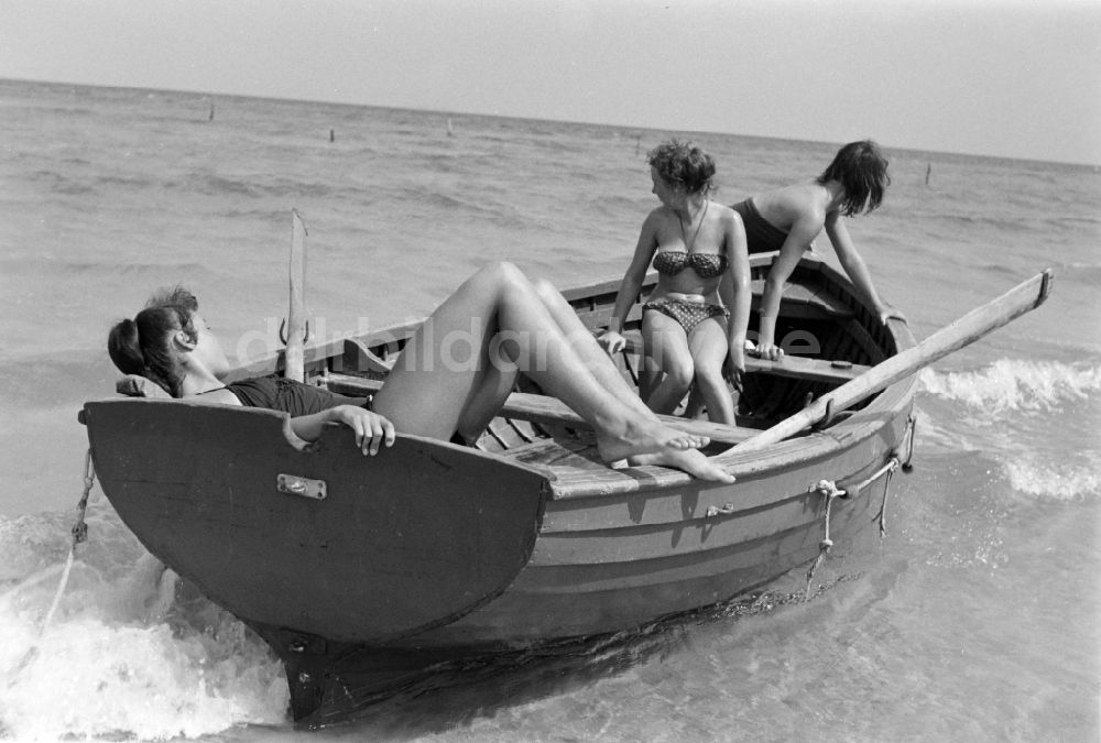 Prerow: Ruderboot in Fahrt mit jungen Mädchen auf der Ostsee in Prerow im Bundesland Mecklenburg-Vorpommern auf dem Gebiet der ehemaligen DDR, Deutsche Demokratische Republik