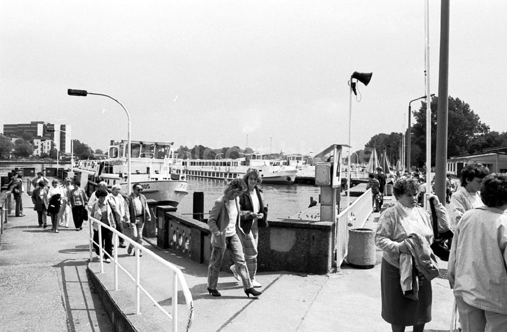 DDR-Bildarchiv: Berlin-Treptow - Ruderboot und Wassertreterverleih Treptower Park und Weiße Flotte Hafen 09.06.89 Foto: Grahn Umschlag 0701