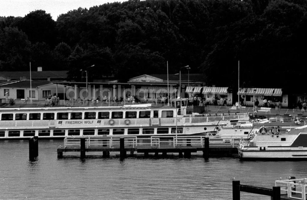 DDR-Fotoarchiv: Berlin-Treptow - Ruderboot und Wassertreterverleih Treptower Park und Weiße Flotte Hafen 09.06.89 Foto: Grahn Umschlag 0701