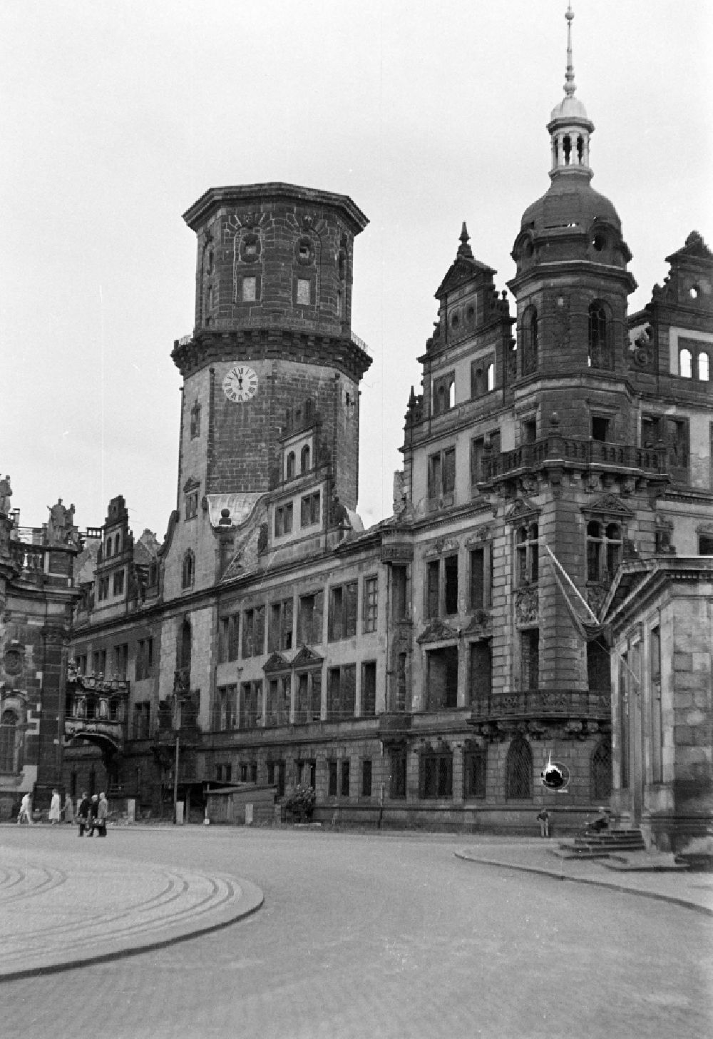 DDR-Bildarchiv: Dresden - Ruine des Dresdner Schloß an der Augustusbrücke in Dresden in der DDR