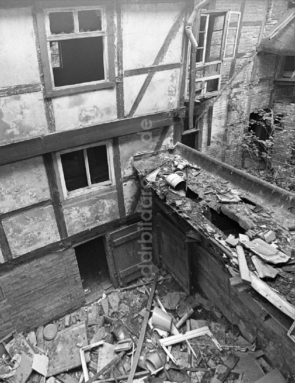 DDR-Bildarchiv: Halberstadt - Ruine des Fachwerkbaus an der Bakenstraße in Halberstadt in Sachsen-Anhalt in der DDR