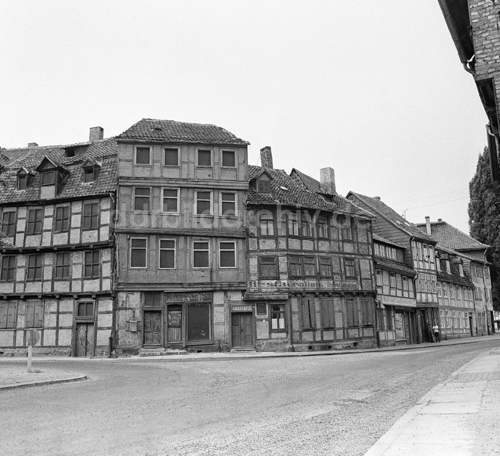 Halberstadt: Ruine des Fachwerkbaus entlang der Bakenstraße in Halberstadt in Sachsen-Anhalt in der DDR