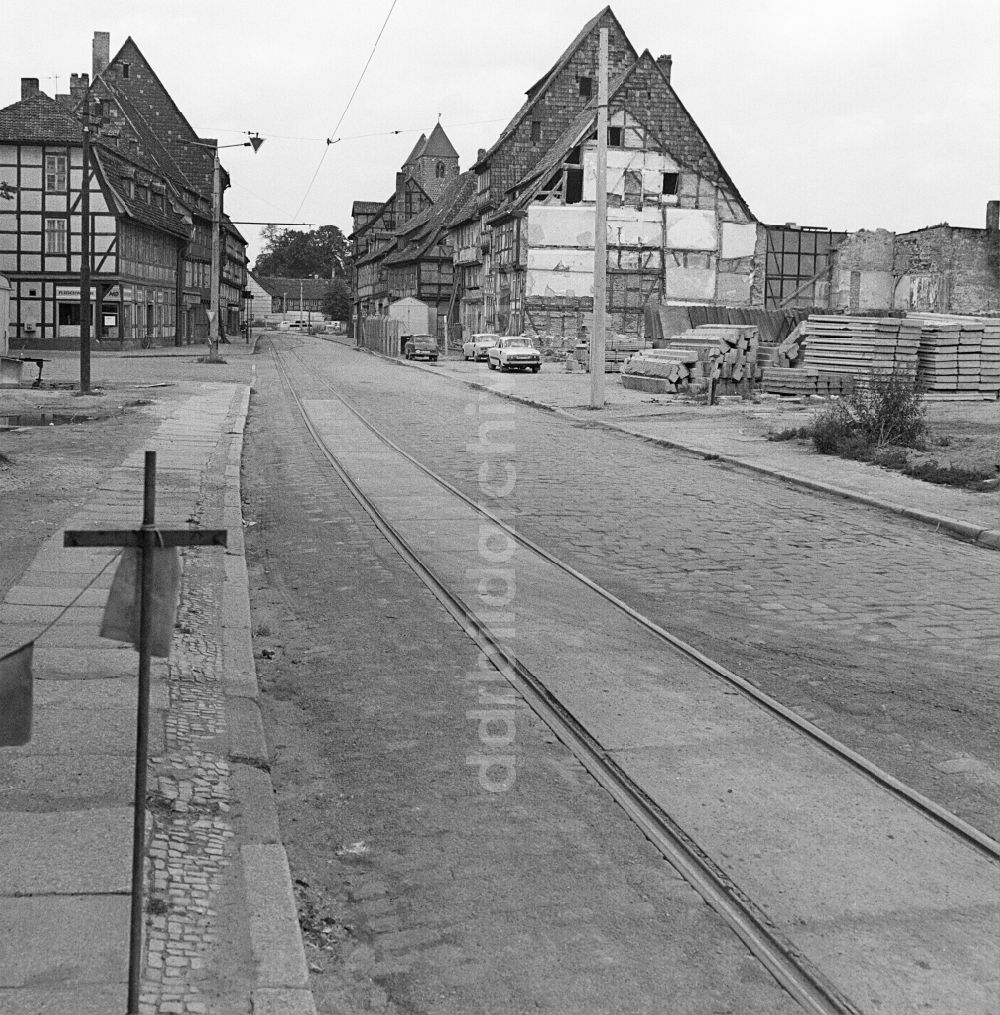 DDR-Bildarchiv: Halberstadt - Ruine des Fachwerkbaus entlang der Gröperstraße in Halberstadt in Sachsen-Anhalt in der DDR