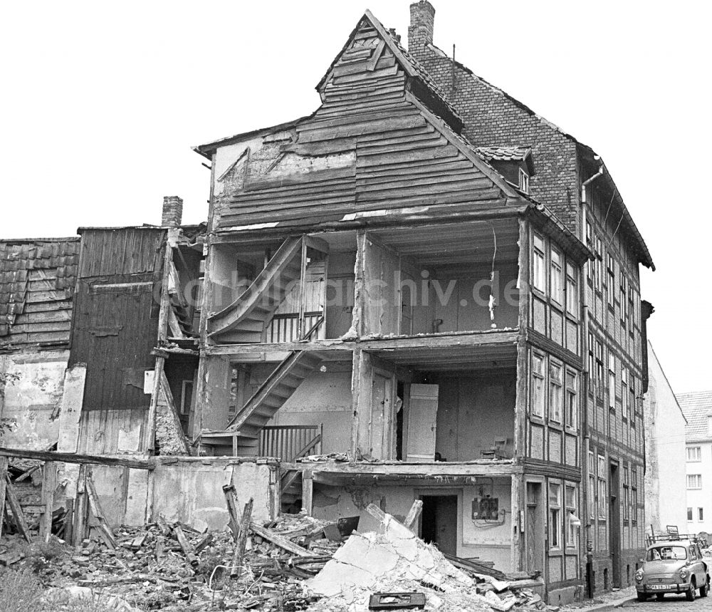 DDR-Fotoarchiv: Halberstadt - Ruine des Fachwerkbaus an der Ochsenkopfstraße in Halberstadt in Sachsen-Anhalt in der DDR