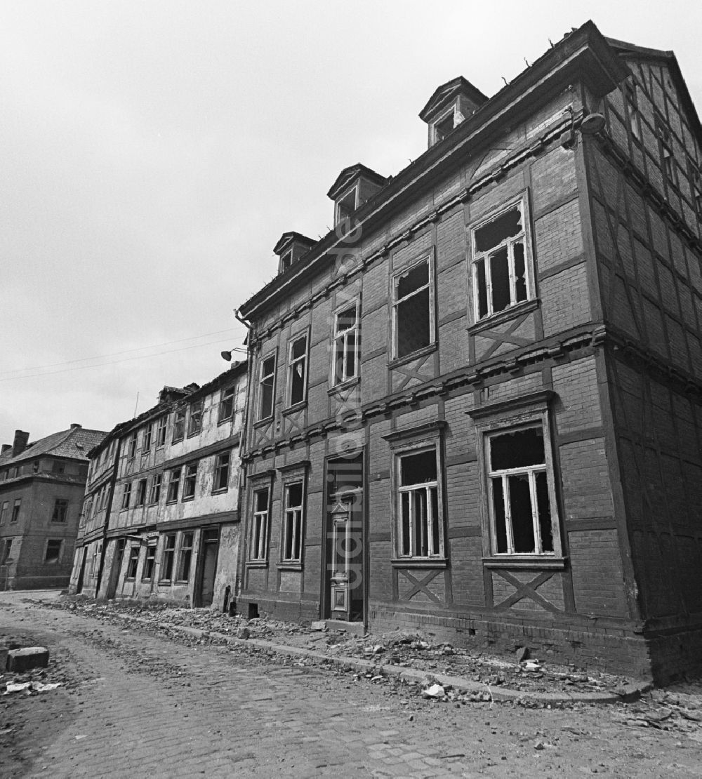 Halberstadt: Ruine des Fachwerkbaus an der Peterstreppe in Halberstadt in Sachsen-Anhalt in der DDR