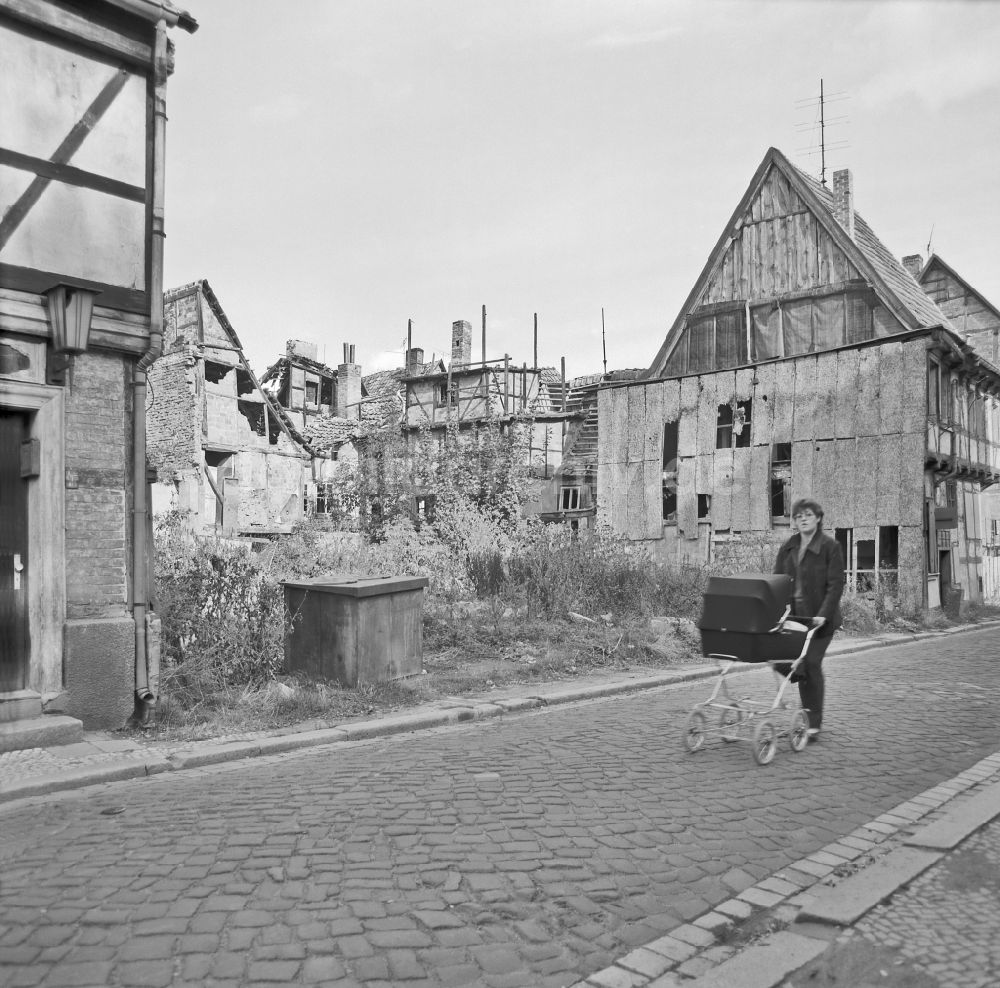 DDR-Fotoarchiv: Quedlinburg - Ruine eines Fachwerkbaus in Quedlinburg in der DDR