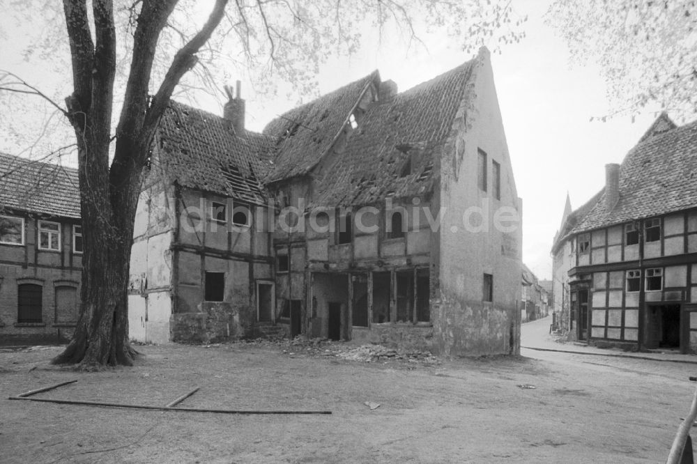 Quedlinburg: Ruine eines Fachwerkbaus in Quedlinburg in der DDR