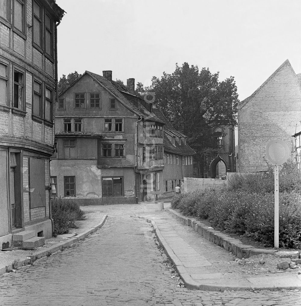 DDR-Bildarchiv: Halberstadt - Ruine des Fachwerkbaus am Tränketor - Domplatz in Halberstadt in Sachsen-Anhalt in der DDR