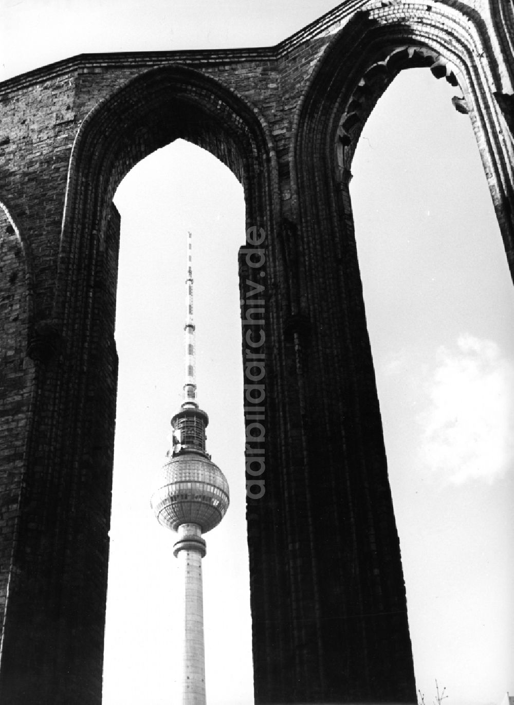 DDR-Bildarchiv: Berlin - Ruine der Franziskaner-Klosterkirche am Fernsehturm im Ortsteil Mitte in Berlin, der ehemaligen Hauptstadt der DDR, Deutsche Demokratische Republik