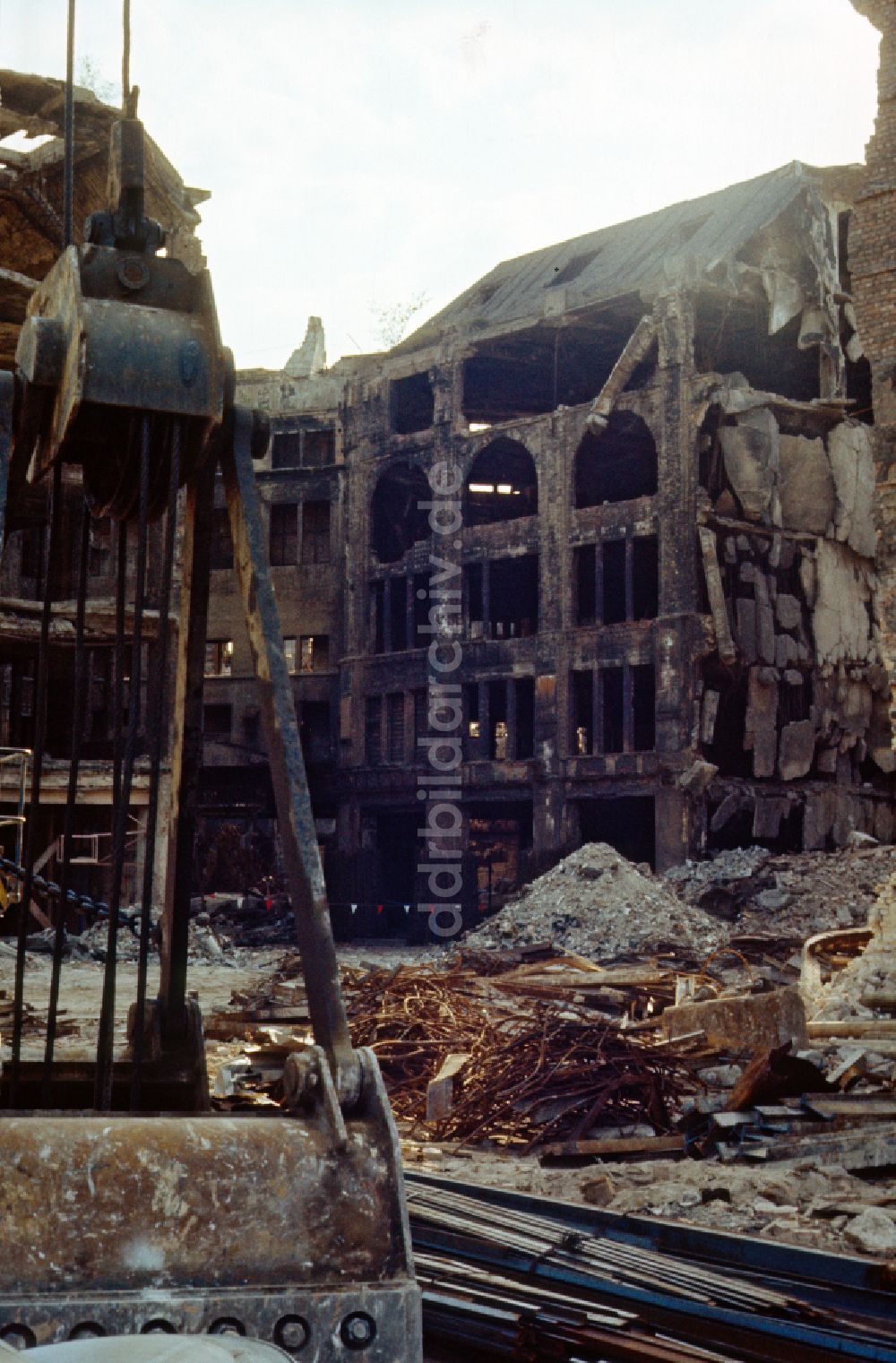 DDR-Fotoarchiv: Berlin - Ruine des Tacheles an der Oranienburger Straße in Ostberlin