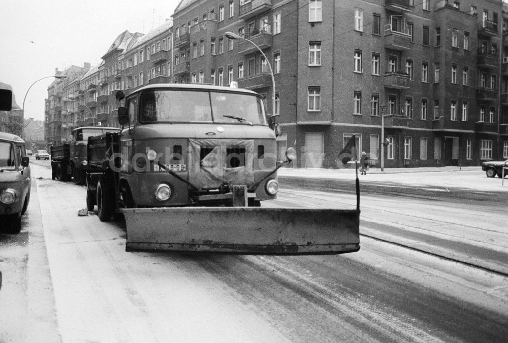 DDR-Bildarchiv: Berlin - Räumfahrzeug im Einsatz auf den Straßen in Berlin, der ehemaligen Hauptstadt der DDR, Deutsche Demokratische Republik