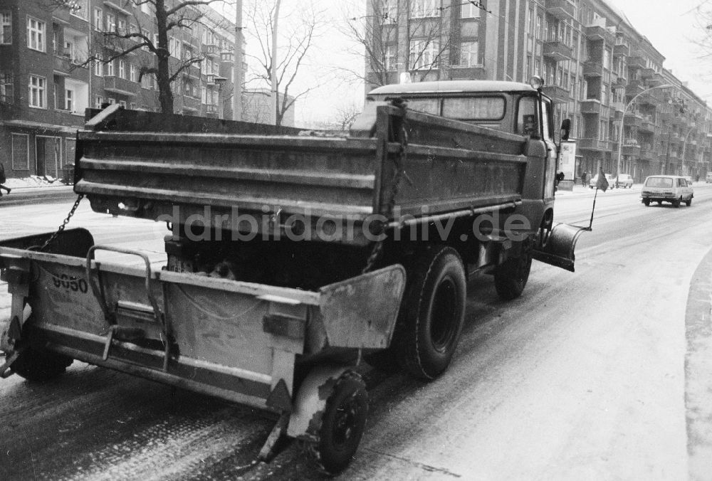 DDR-Fotoarchiv: Berlin - Räumfahrzeug im Einsatz auf den Straßen in Berlin, der ehemaligen Hauptstadt der DDR, Deutsche Demokratische Republik