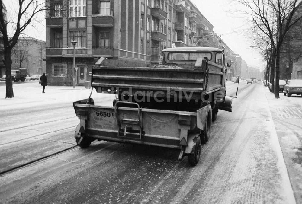 Berlin: Räumfahrzeug im Einsatz auf den Straßen in Berlin, der ehemaligen Hauptstadt der DDR, Deutsche Demokratische Republik