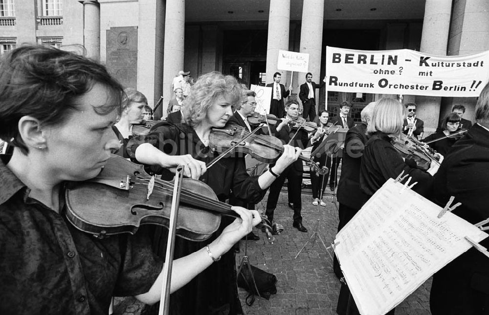 Berlin / Schöneberg: 18.06.92 Rundfunkorchester vor dem Rathaus Schöneberg