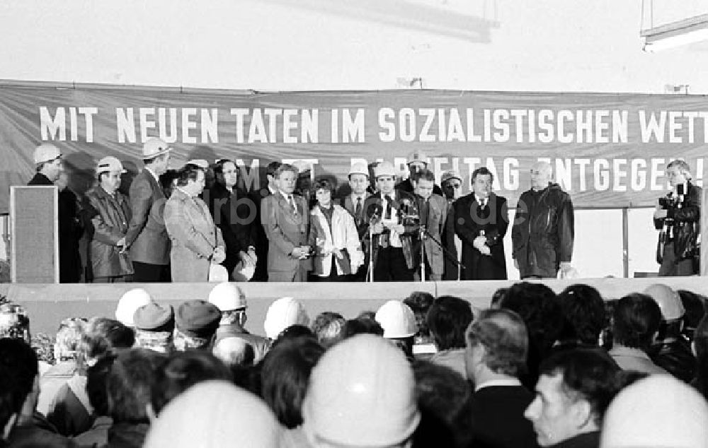 DDR-Fotoarchiv: Berlin - Rundgang und Inbetriebnahme der Pressglaslinie in Berlin Umschlagnr.: 341 Foto: Bonitz
