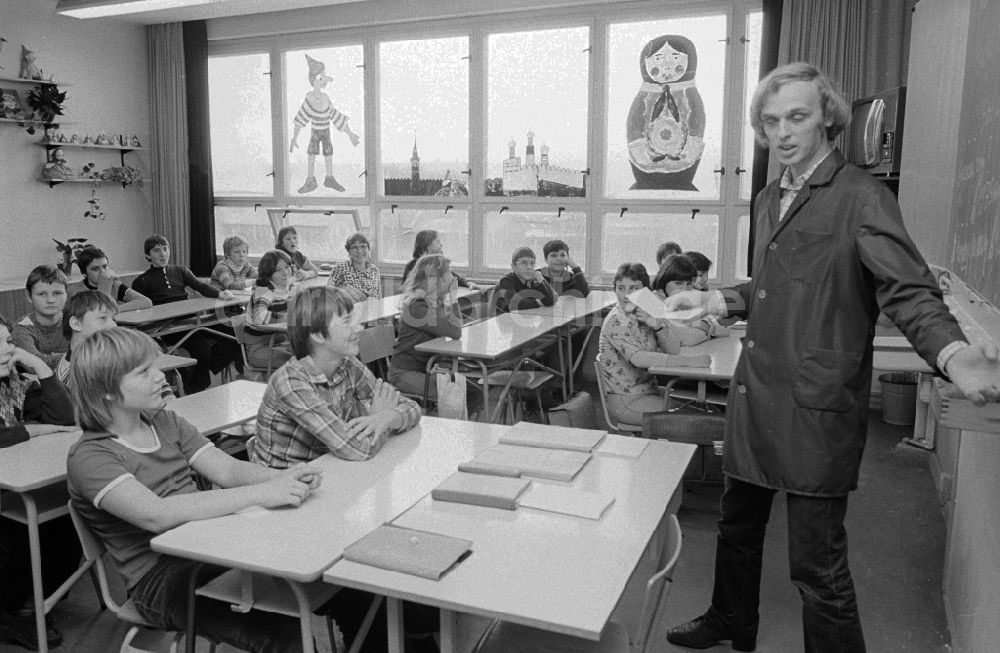 DDR-Bildarchiv: Berlin - Russisch Unterricht in einer 7. Klasse in Berlin, der ehemaligen Hauptstadt der DDR, Deutsche Demokratische Republik