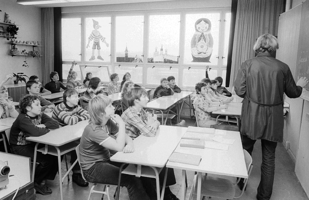 DDR-Fotoarchiv: Berlin - Russisch Unterricht in einer 7. Klasse in Berlin, der ehemaligen Hauptstadt der DDR, Deutsche Demokratische Republik