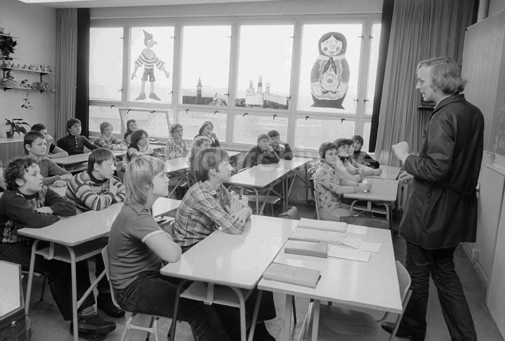 Berlin: Russisch Unterricht in einer 7. Klasse in Berlin, der ehemaligen Hauptstadt der DDR, Deutsche Demokratische Republik