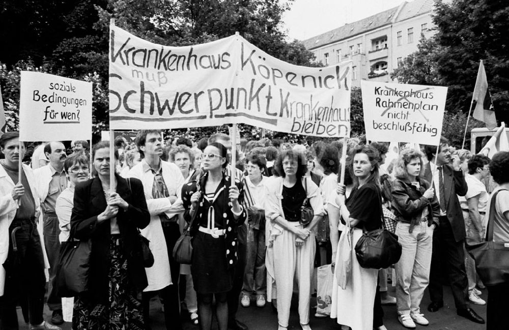 DDR-Fotoarchiv: Berlin - Schöneberg - Ärzte-Demo vor Rathaus Schöneberg Foto: Winkler Umschlagnummer: 559