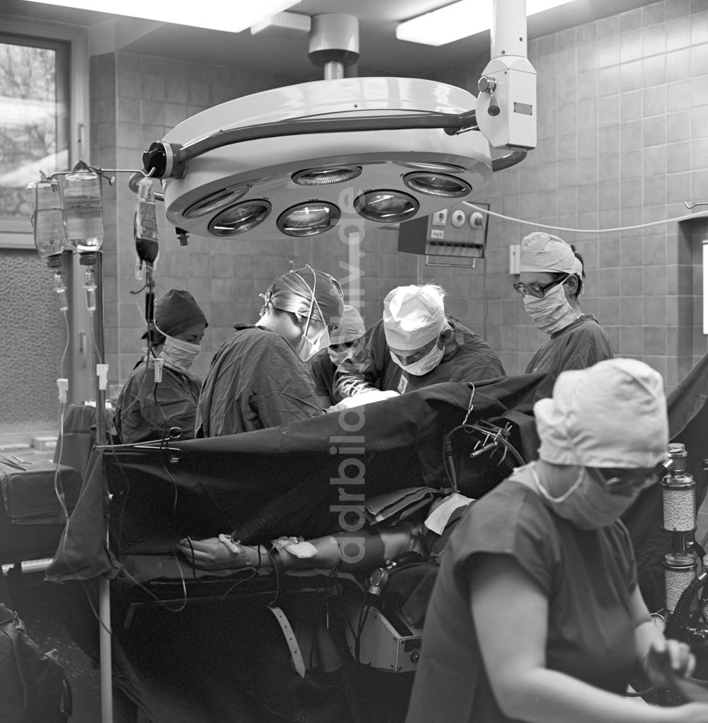 Dresden: Ärzte und Krankenschwestern während einer Operation im OP- Saal im Krankenhaus Dresden- Friedrichstadt in Dresden im heutigen Bundesland Sachsen