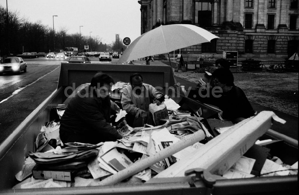 : Sache im Müllcontainer am Reichstag Umschlagnummer: 7311