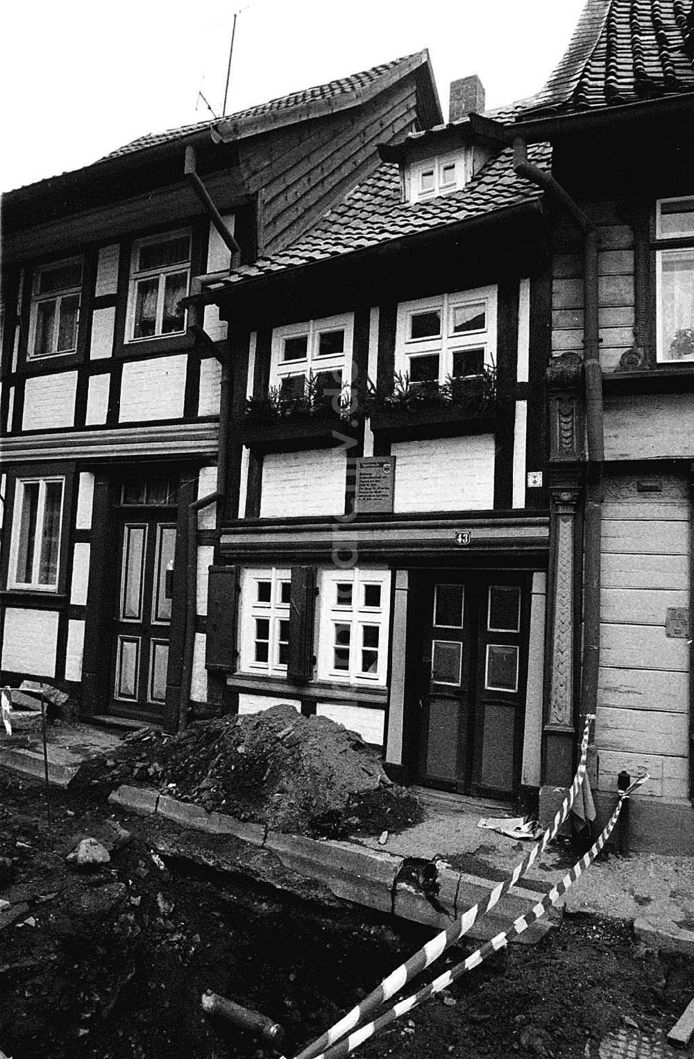 DDR-Fotoarchiv: Sachsen-Anhalt - Sachsen-Anhalt Blick auf Gebäudefassaden (Fachwerkhaus) Straßenerneuerung Foto: Lenke