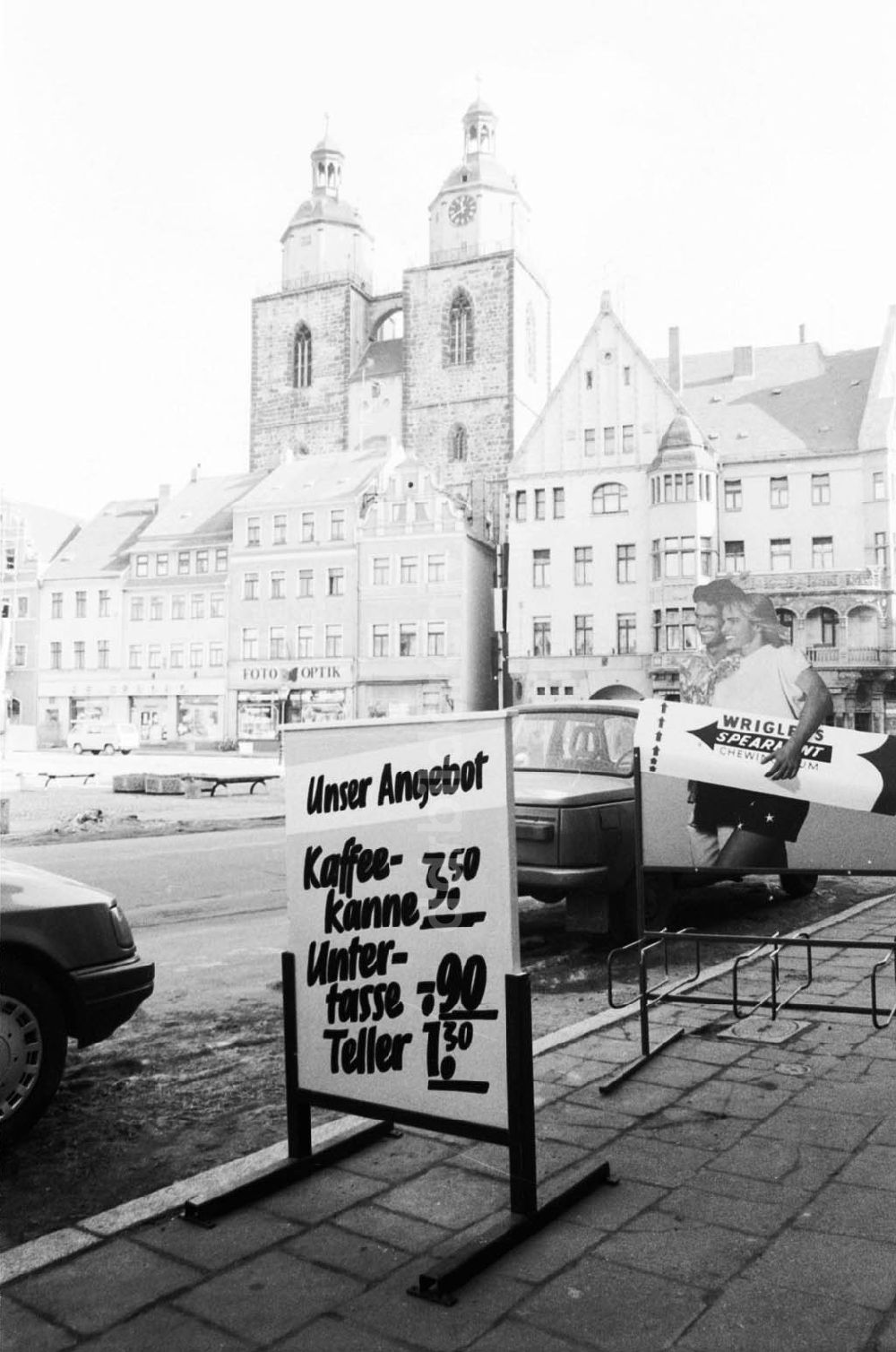 DDR-Bildarchiv: Sachsen-Anhalt - Sachsen-Anhalt, Versammlung, Straßenschild, Flaschen, Portrait, Krahn, Winterlandschaft Foto: Lenke Umschlag:228