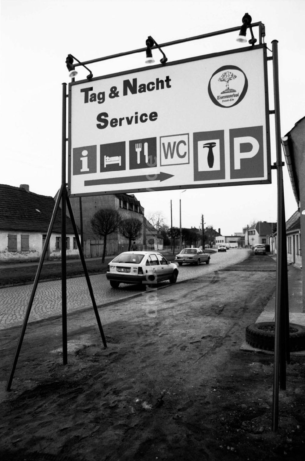 DDR-Fotoarchiv: Sachsen-Anhalt - Sachsen-Anhalt, Versammlung, Straßenschild, Flaschen, Portrait, Krahn, Winterlandschaft Foto: Lenke Umschlag:228