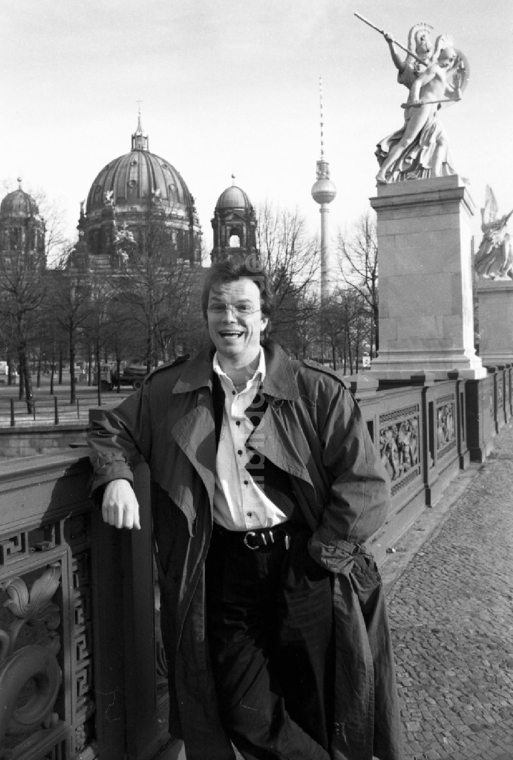 DDR-Bildarchiv: Berlin - Sänger und Musiker Wolfgang Lippert auf der Schloßbrücke in Berlin auf dem Gebiet der ehemaligen DDR, Deutsche Demokratische Republik