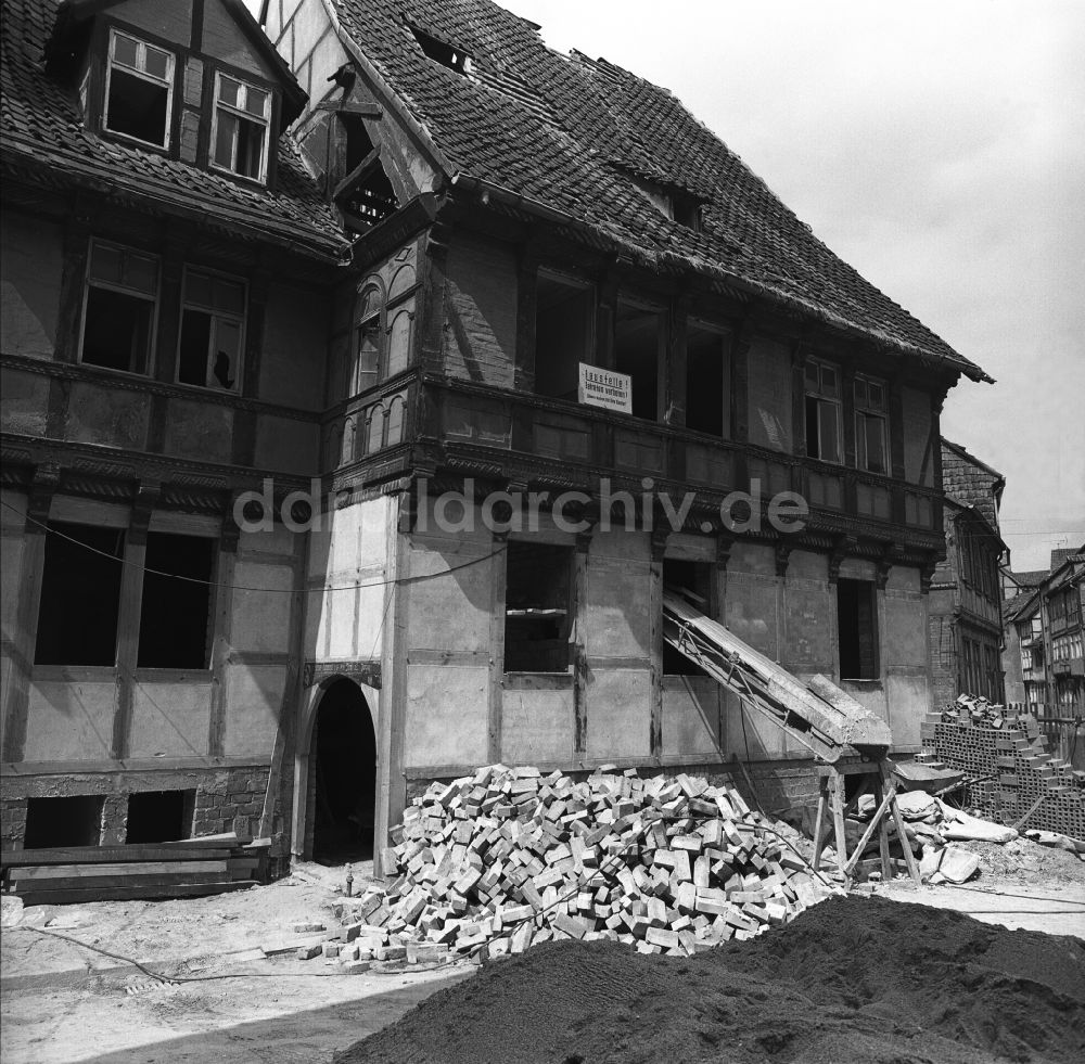 Halberstadt: Sanierung der Fachwerk- Hausfassade Kulkmühle in Halberstadt in Sachsen-Anhalt in der DDR