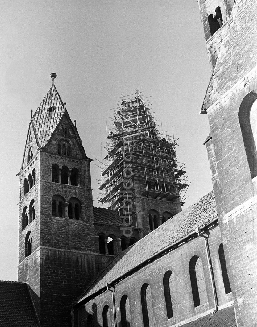 DDR-Bildarchiv: Halberstadt - Sanierung Glockenturm der Kirche Liebfrauenkirche in Halberstadt in Sachsen-Anhalt in der DDR