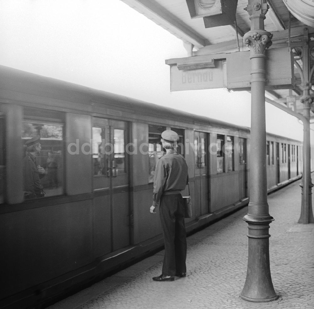 DDR-Fotoarchiv: Berlin - Schaffner bei der Ankunft/Abfahrt einer S-Bahn auf dem Bahnhof Schöneweide in Berlin, der ehemaligen Hauptstadt der DDR, Deutsche Demokratische Republik
