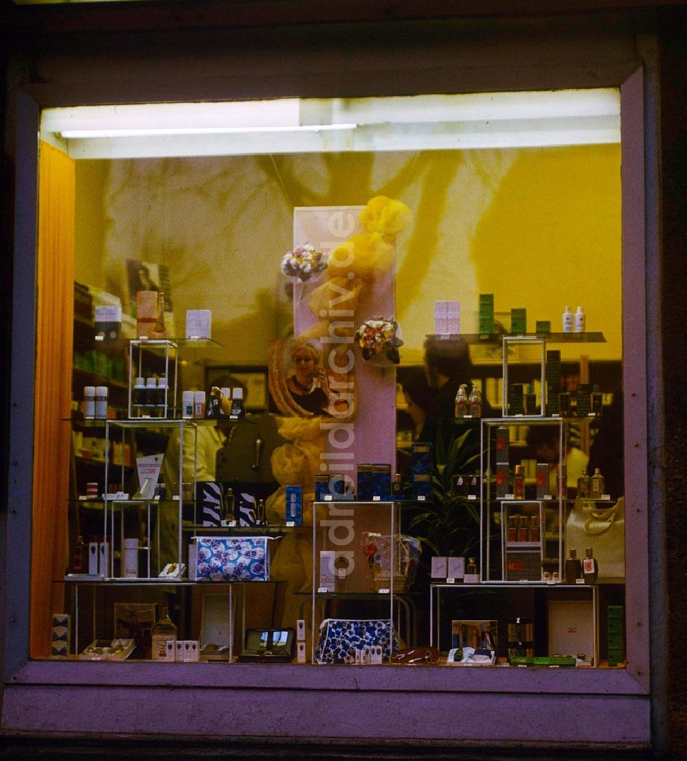 Berlin: Schaufenster Auslage von einer Parfümerie in Berlin, der ehemaligen Hauptstadt der DDR, Deutsche Demokratische Republik