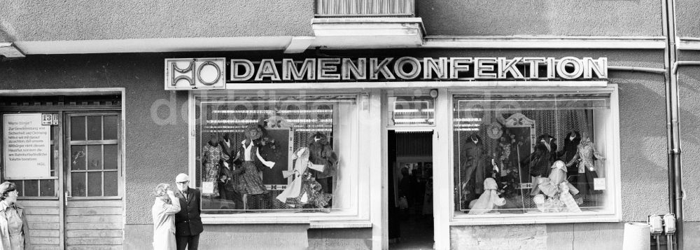 DDR-Fotoarchiv: Berlin - Schaufenster in der Schönhauser Allee in Berlin - Prenzlauer Berg